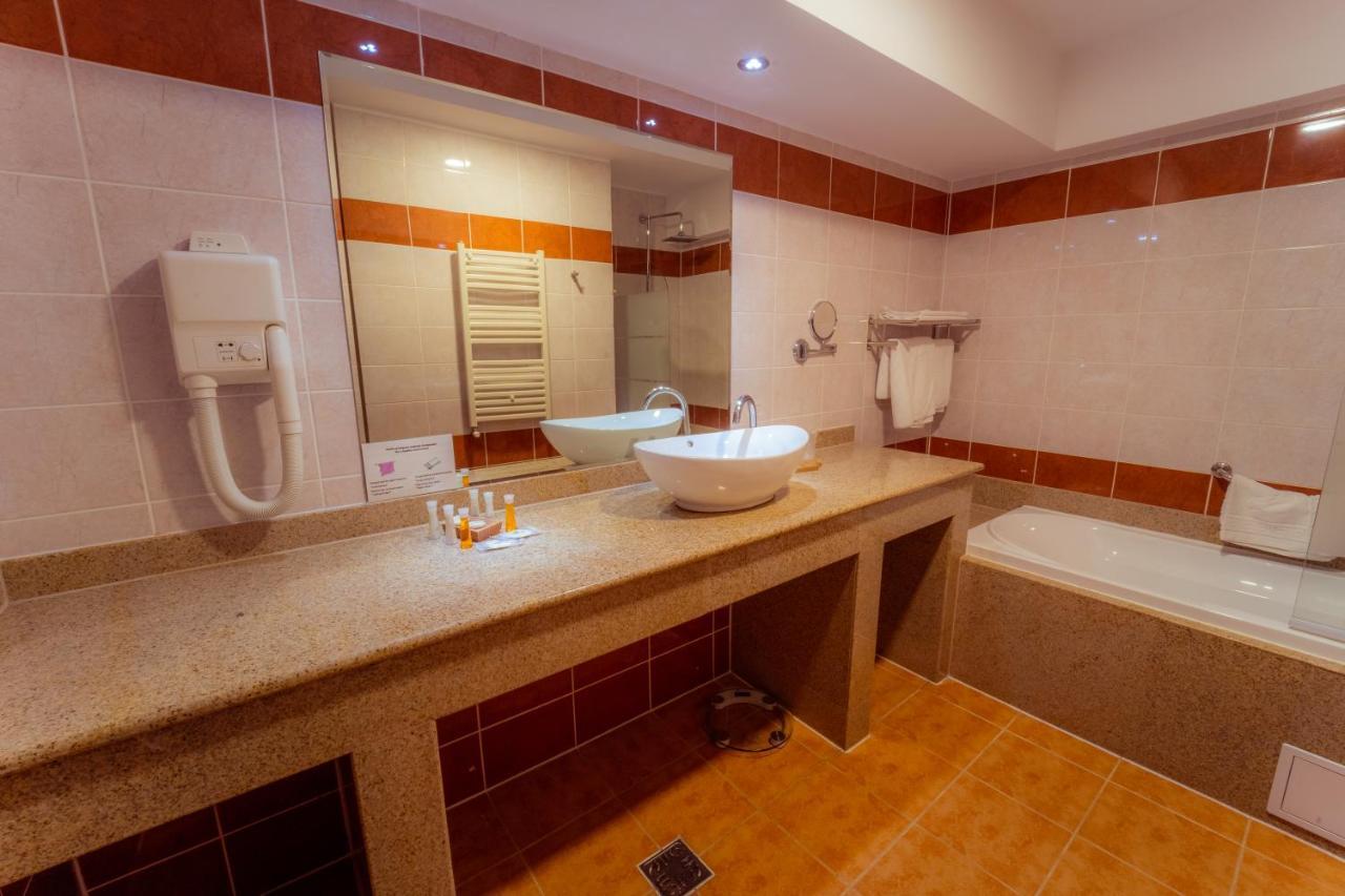 Hotel Perla Slănic-Moldova Εξωτερικό φωτογραφία